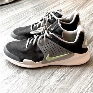 Nike sz 6 tennis shoes EUC